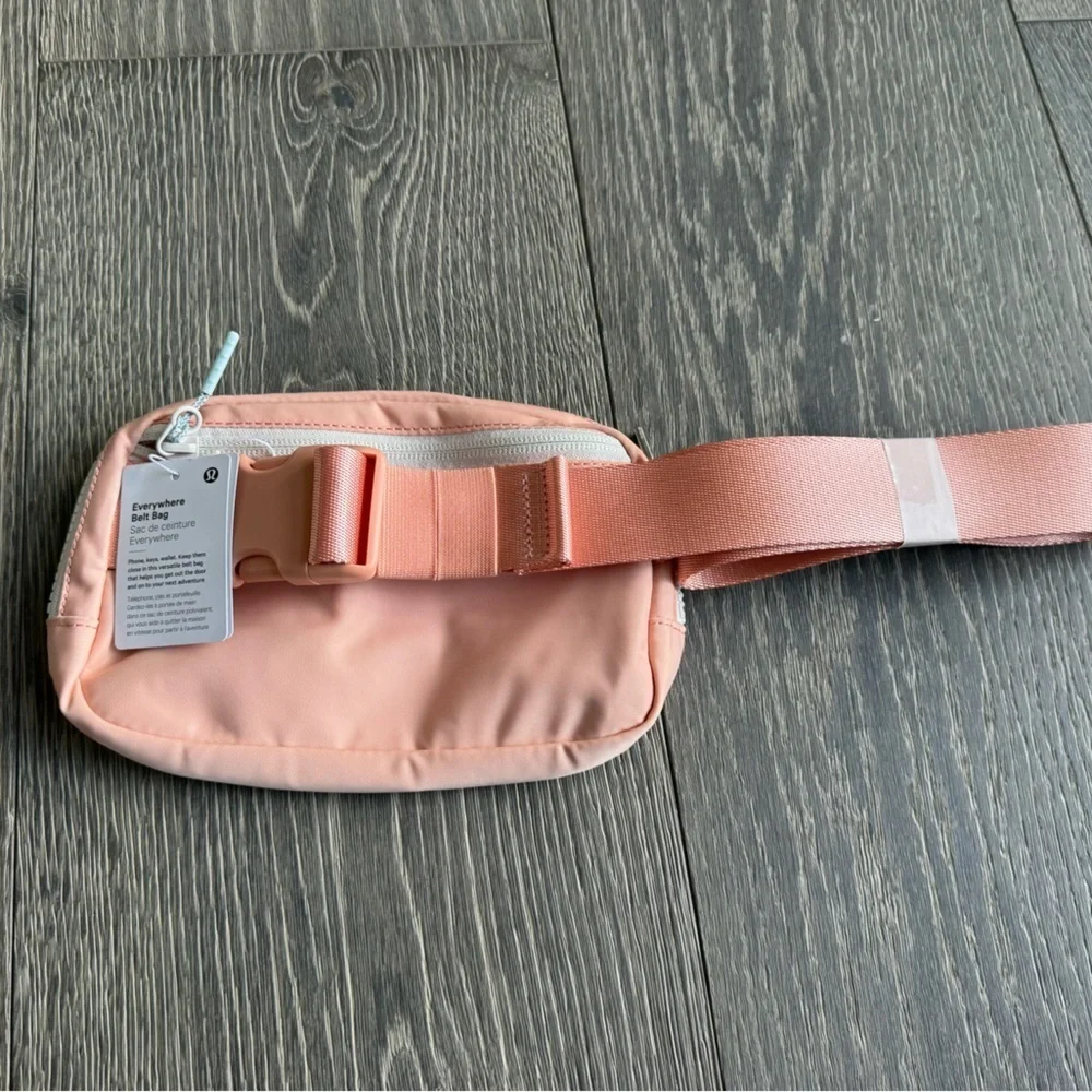 Lululemon Everywhere Belt Bag in Melon Sorbet - Picture 5 of 7
